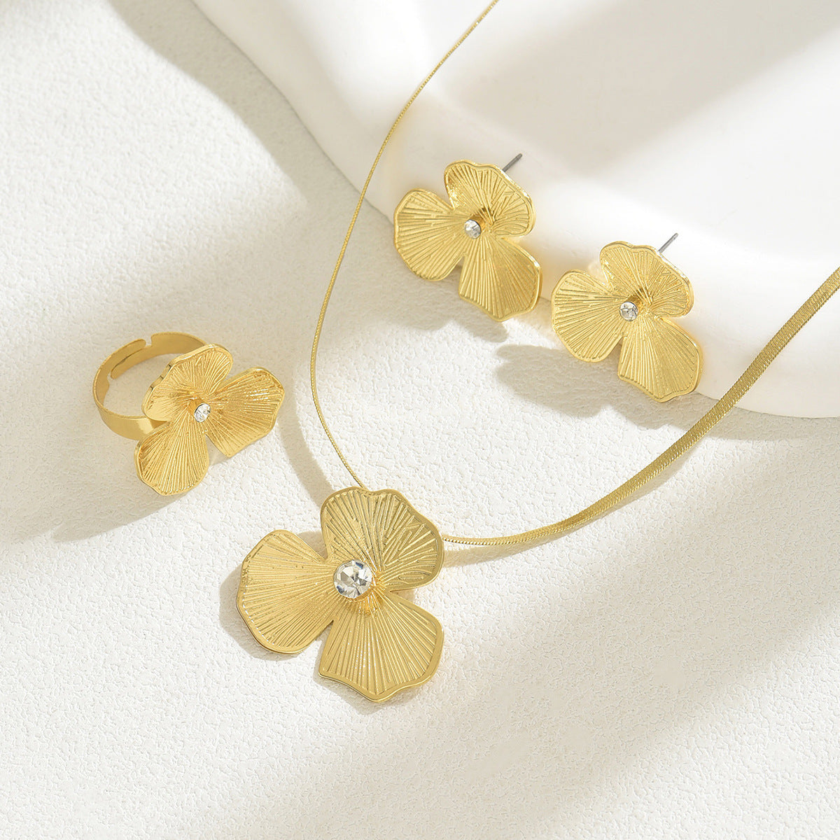 Parure Minimalista da Donna con Collana, Anello e Orecchini a Trifoglio e Motivi Floreali in Rame con Zirconi Incastonati