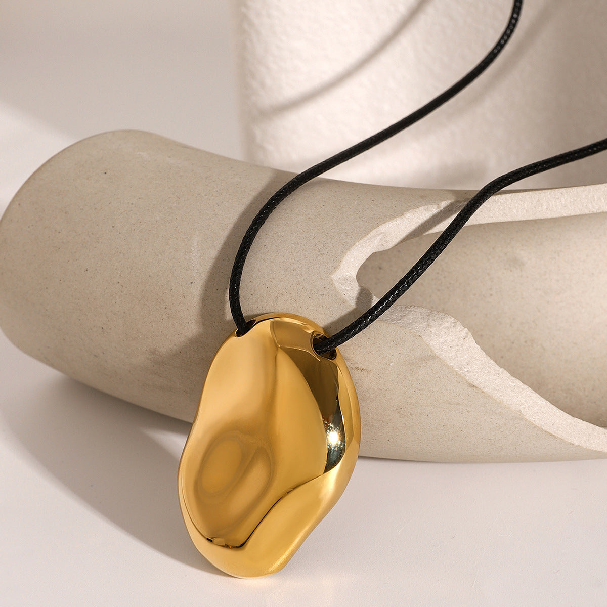 Collana pendente a forma di nodo a stella marina in stile Ins in acciaio inossidabile con inserti in acciaio al titanio e finitura galvanizzata da donna