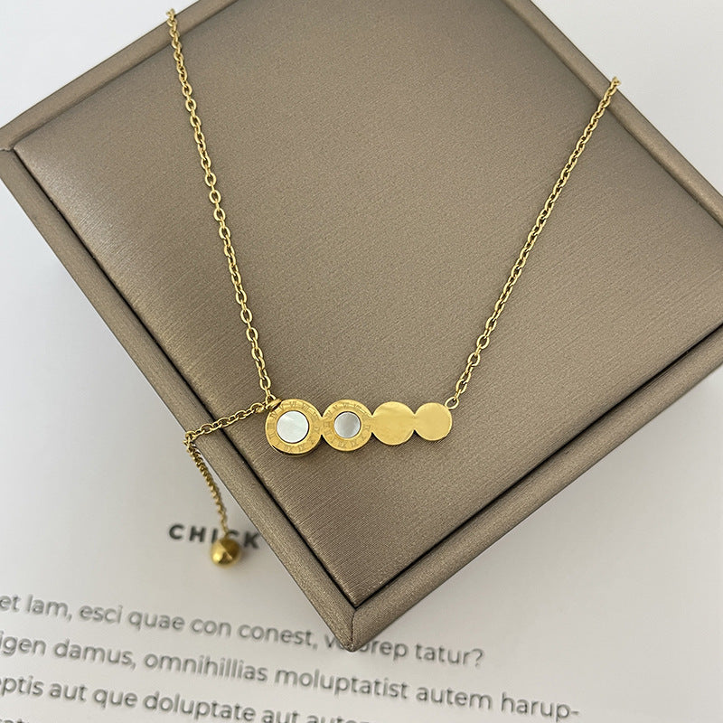 Collana Minimalista Geometrica in Acciaio Titanio con Pendente in Numero Romano di Abalone Bianco, Catena Ipoallergenica in Acciaio Inossidabile