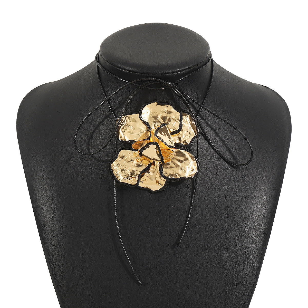 Collana da Donna con Ciondolo a Fiore Smaltato con Bordo Nero, Pieghe 3D e Motivo Floreale Vintage, Base in Ferro e Finitura Placcata
