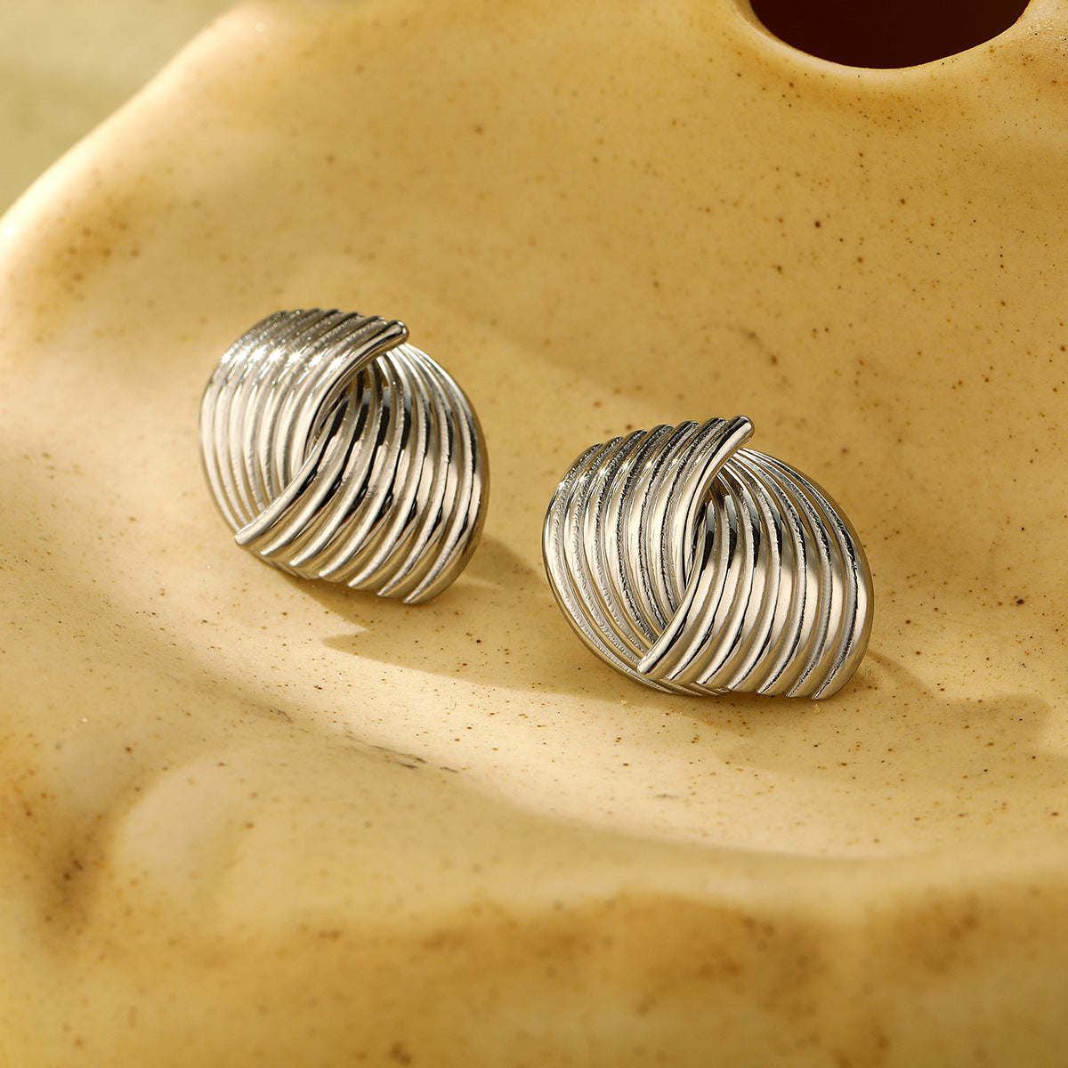 Pendientes geométricos de acero inoxidable de moda con chapado en oro de 18 quilates y textura a rayas para mujer