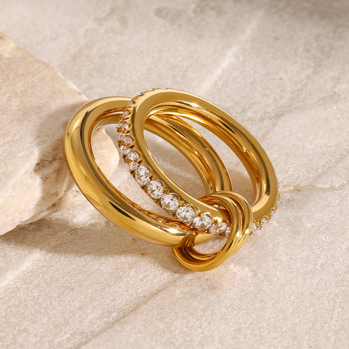 Anillo minimalista de acero de titanio chapado con acentos de diamantes de imitación para mujer