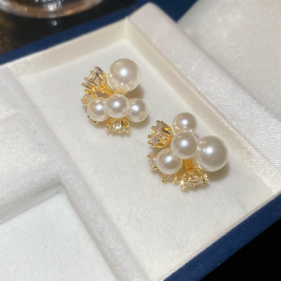 Orecchini da donna vintage eleganti a forma di stella geometrica con perle simulate e zirconi, perni in acciaio placcato