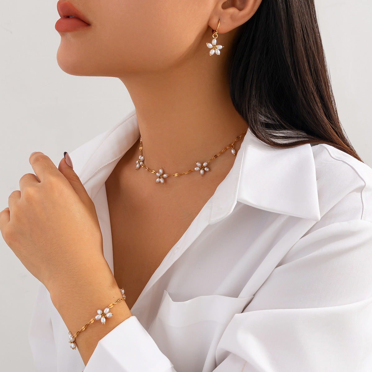 Minimalist Floral Fake Pearl Clavicle Necklace for Women with Single-Layer Chain and Handcrafted Detail
