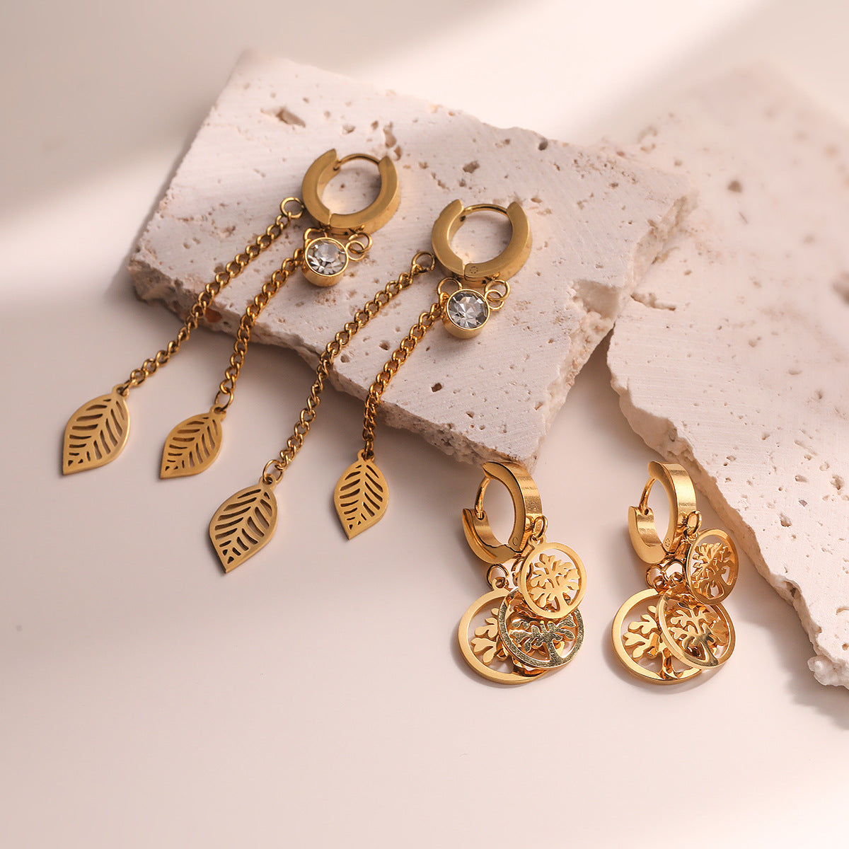 Orecchini minimalistici a forma di foglia in acciaio al titanio per donne con placcatura in oro vero, gioielli per l'orecchio di lusso leggeri e alla moda