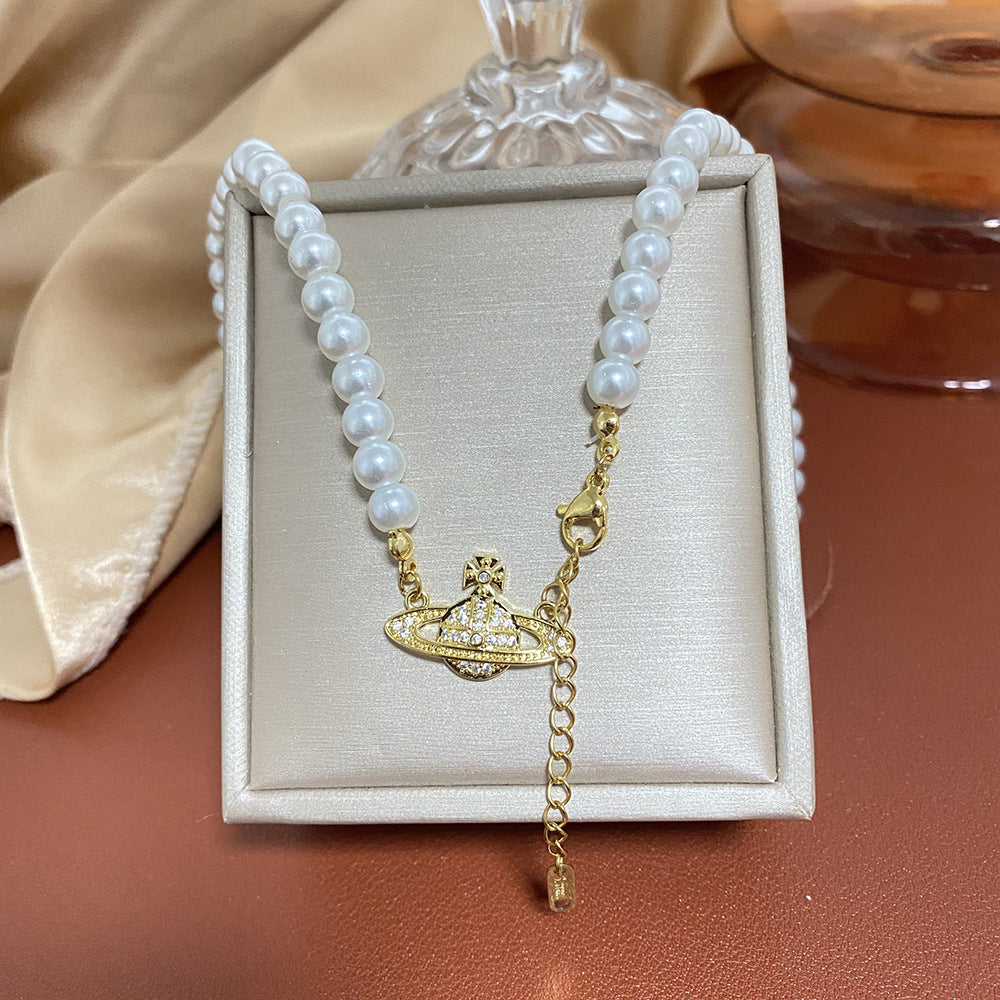 Collana Minimalista a Forma di Saturno con Perla in Acciaio al Titanio con Pendente Placcato Oro su Catena a O per Donne e Uomini