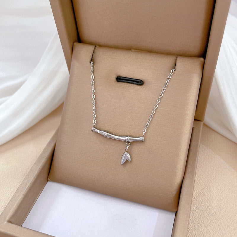 Collar Minimalista de Acero de Titanio con Colgante Geométrico de Bambú para Mujeres y Hombres con Cadena de Eslabones con Baño de Oro
