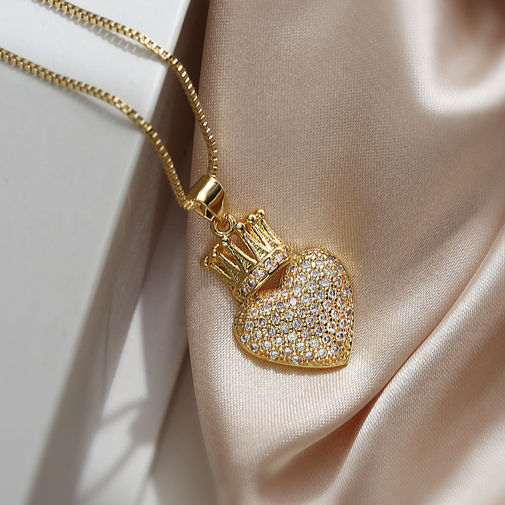 Collana con pendente a corona in zircone placcato oro a forma di cuore minimalista da donna con base in rame e design delicato sulla clavicola