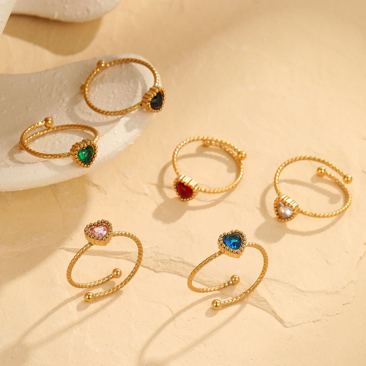 Elegante Anillo de Acero Inoxidable para Mujer con Circonita en Forma de Corazón y Acabado Bañado
