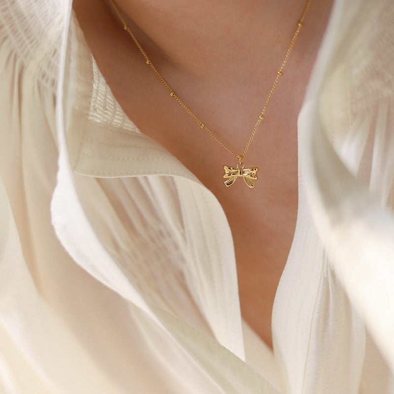 Collana minimalista con ciondolo a farfalla per donna in acciaio al titanio con finitura placcata, catena delicata per clavicola