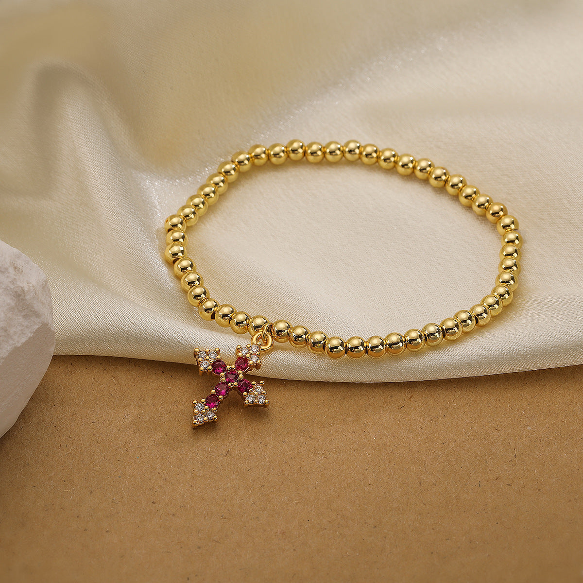 Pulsera de cobre con colgante de cruz geométrica minimalista para mujer con detalles de circonia micropavé
