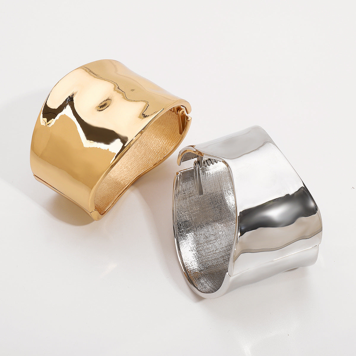 Pulsera de aleación geométrica minimalista con acabado pulido y diseño de muelle para mujer