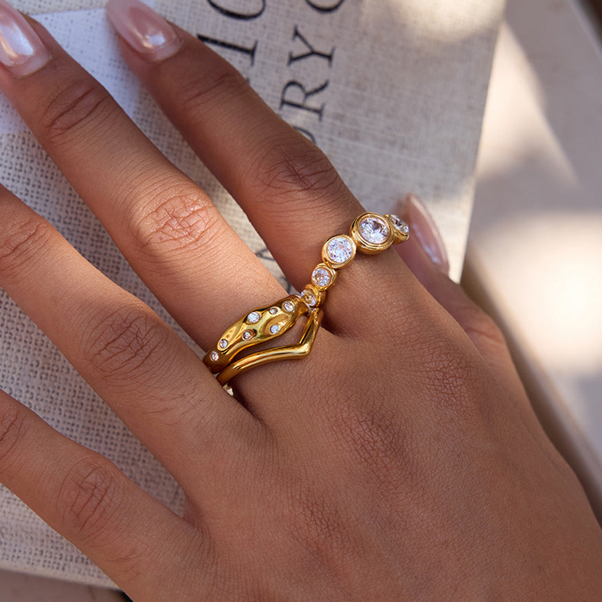 Anillo de Acero de Titanio Geométrico Minimalista con Incrustaciones de Pedrería Bañado para Mujer