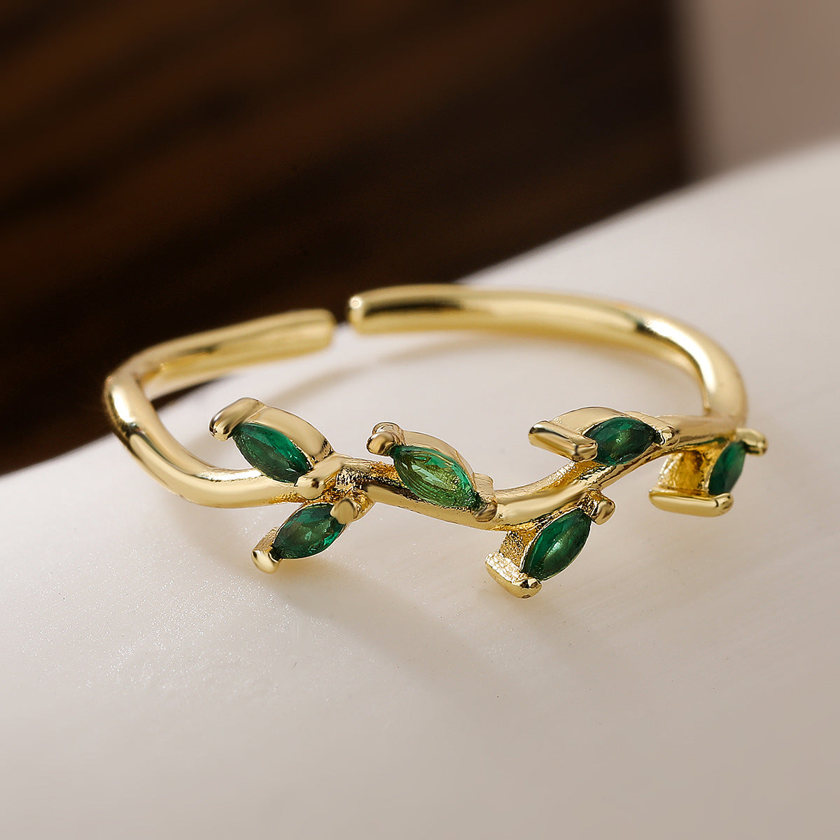 Anello Aperto Geometrico Minimalista da Donna in Ottone con Placcatura in Oro Vero e Intarsio in Zircone