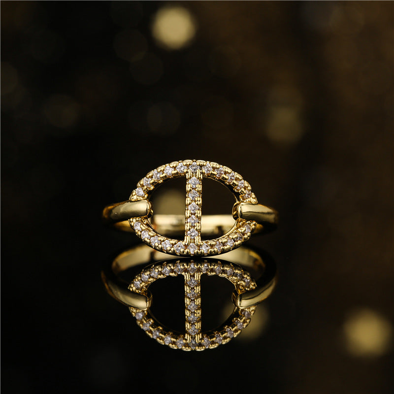 Anello Aperto a Forma di Naso di Maiale Geometrico da Donna con Base in Rame Placcato Oro 18K e Zirconia Micro-Incastonata