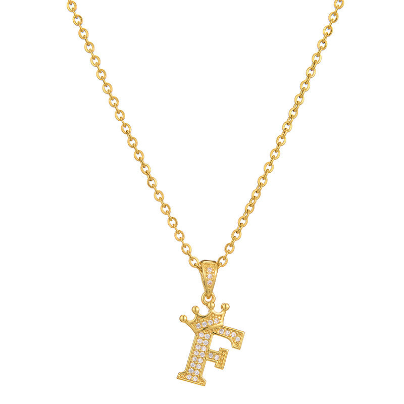 Collana da donna in acciaio inossidabile a forma di corona, minimalista, con zirconi cubici micro-pavé e charm a lettera