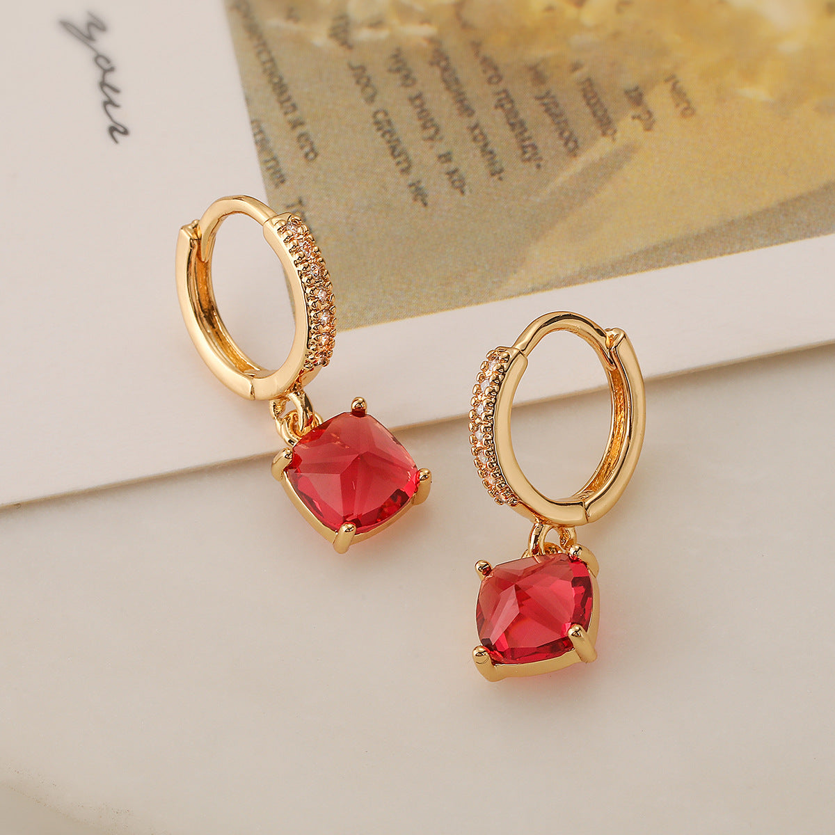 Orecchini geometrici minimalisti in rame con placcatura in oro vero e accenti in zirconia per donna