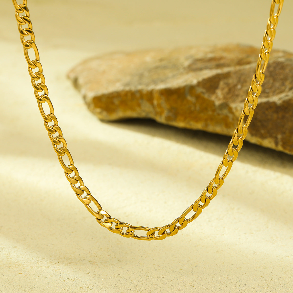 Collar minimalista de acero inoxidable con baño de oro de 18 quilates y diseño de cadena clásico para mujer
