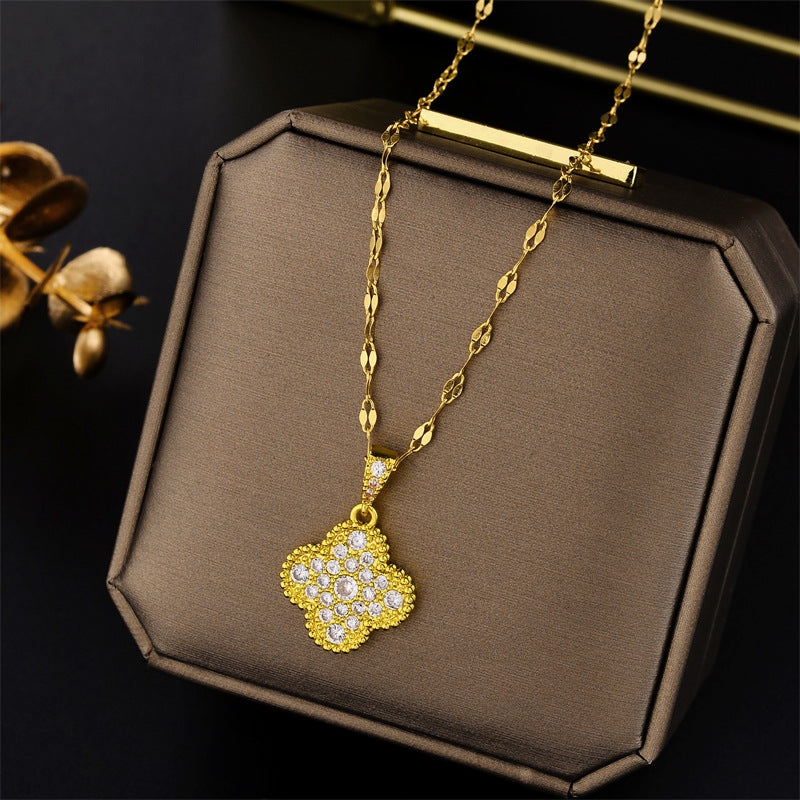Collana con Ciondolo Trifoglio Minimalista in Acciaio al Titanio con Placcatura Oro e Intarsio in Zirconi per Donna
