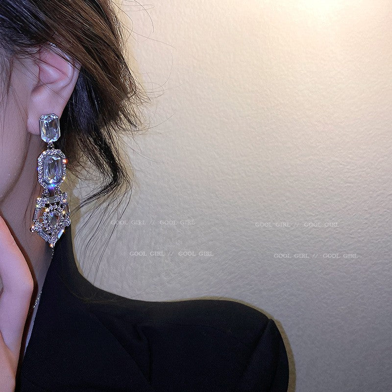 Orecchini a perno di lusso con lega geometrica irregolare e intarsio di strass, placcati argento, alla moda e versatili da donna