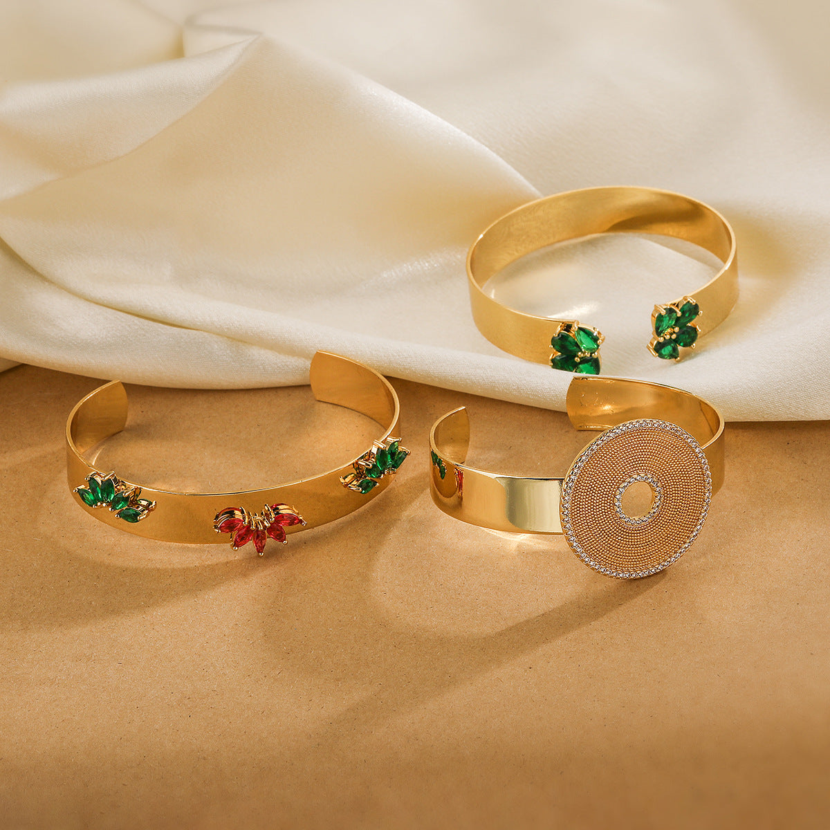 Bracciale Rigido Ampio Geometrico da Donna Realizzato in Rame con Placcatura in Oro 18 carati e Intarsio in Zirconi, Gioielli Minimalisti di Tendenza