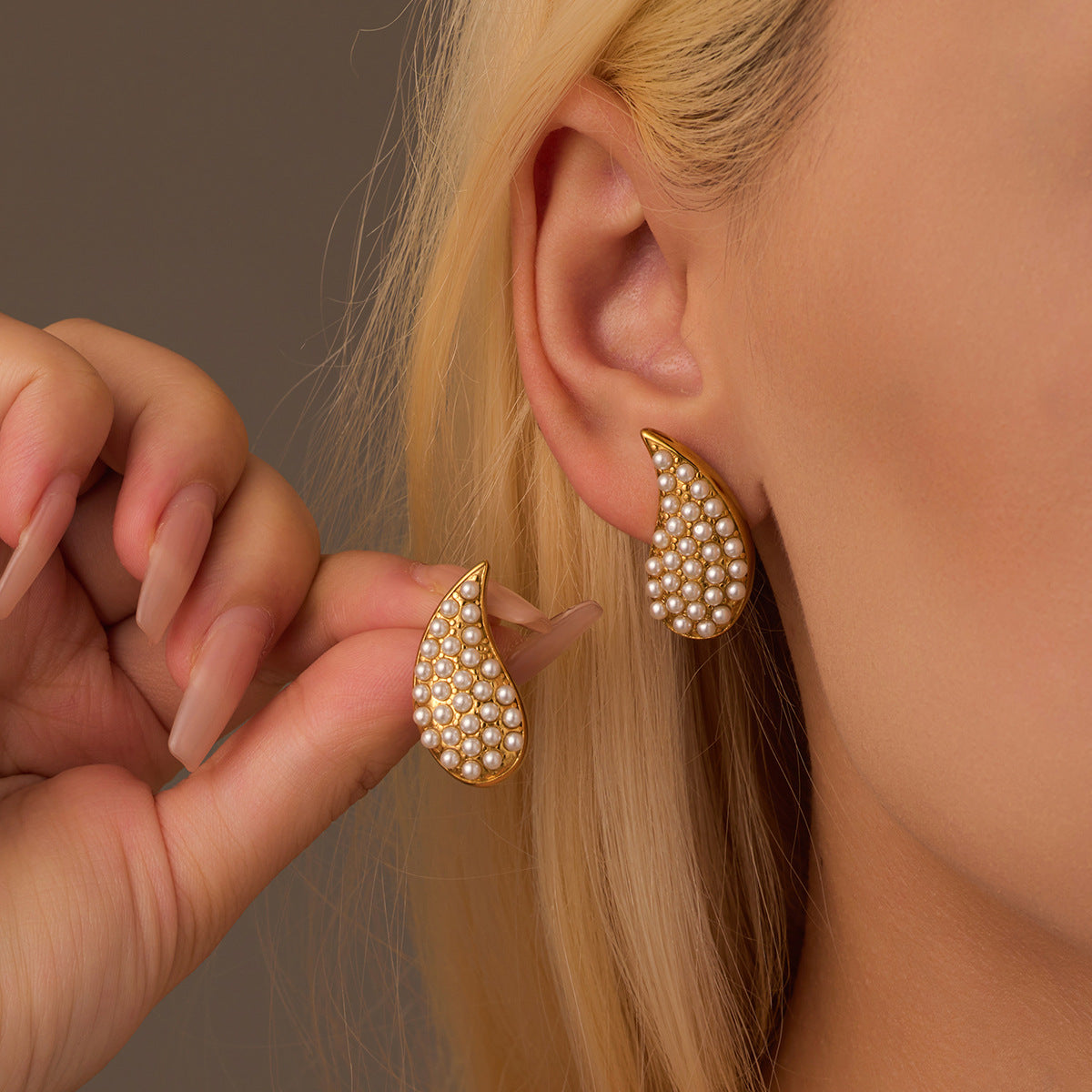 Pendientes de acero inoxidable con forma de gota de agua estilo vintage, chapados en oro de 18 quilates y con perlas incrustadas