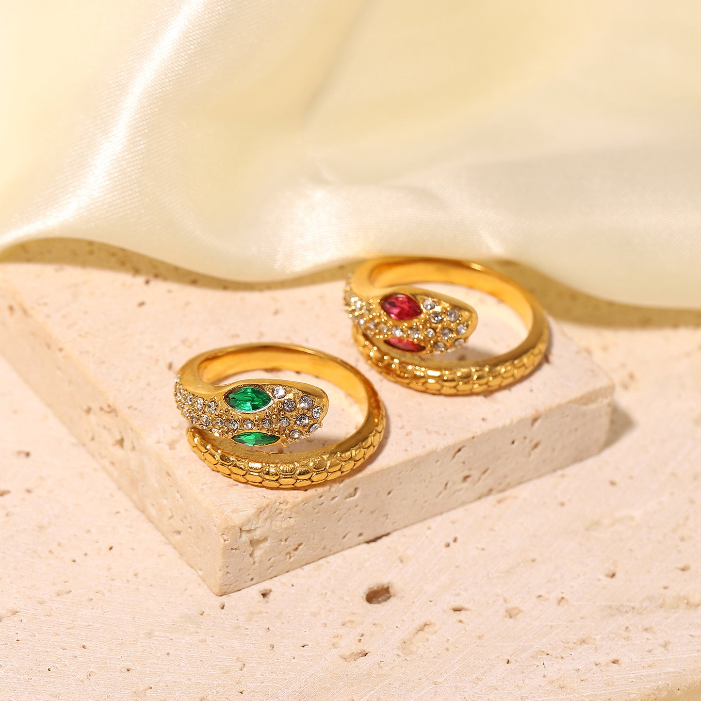 Elegante Anillo de Circonita con Forma de Serpiente para Mujer en Acero Inoxidable con Baño de Oro de 18K