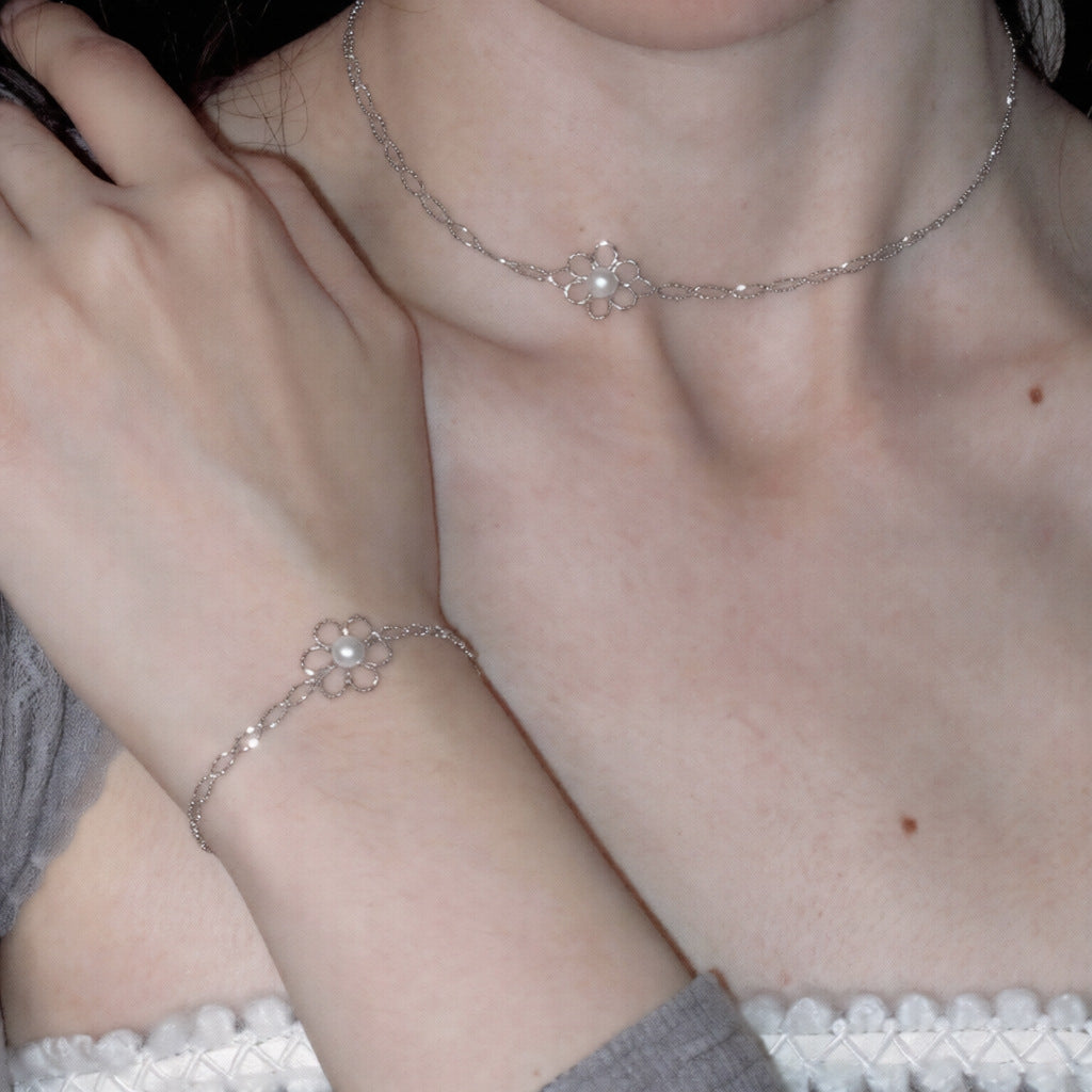 Conjunto de collar y pulsera minimalistas de perlas florales huecas para mujer con acabado chapado