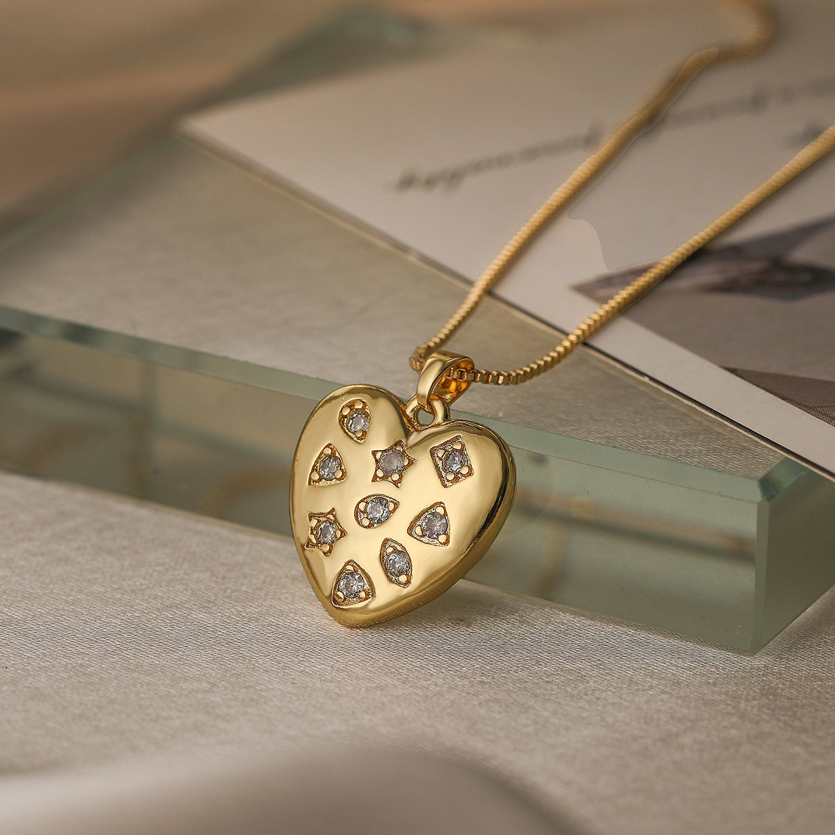 Minimalist Heart-Shaped Tree of Life Pendant Necklace for Women with Gold-Plated Copper and Zircon Inlay