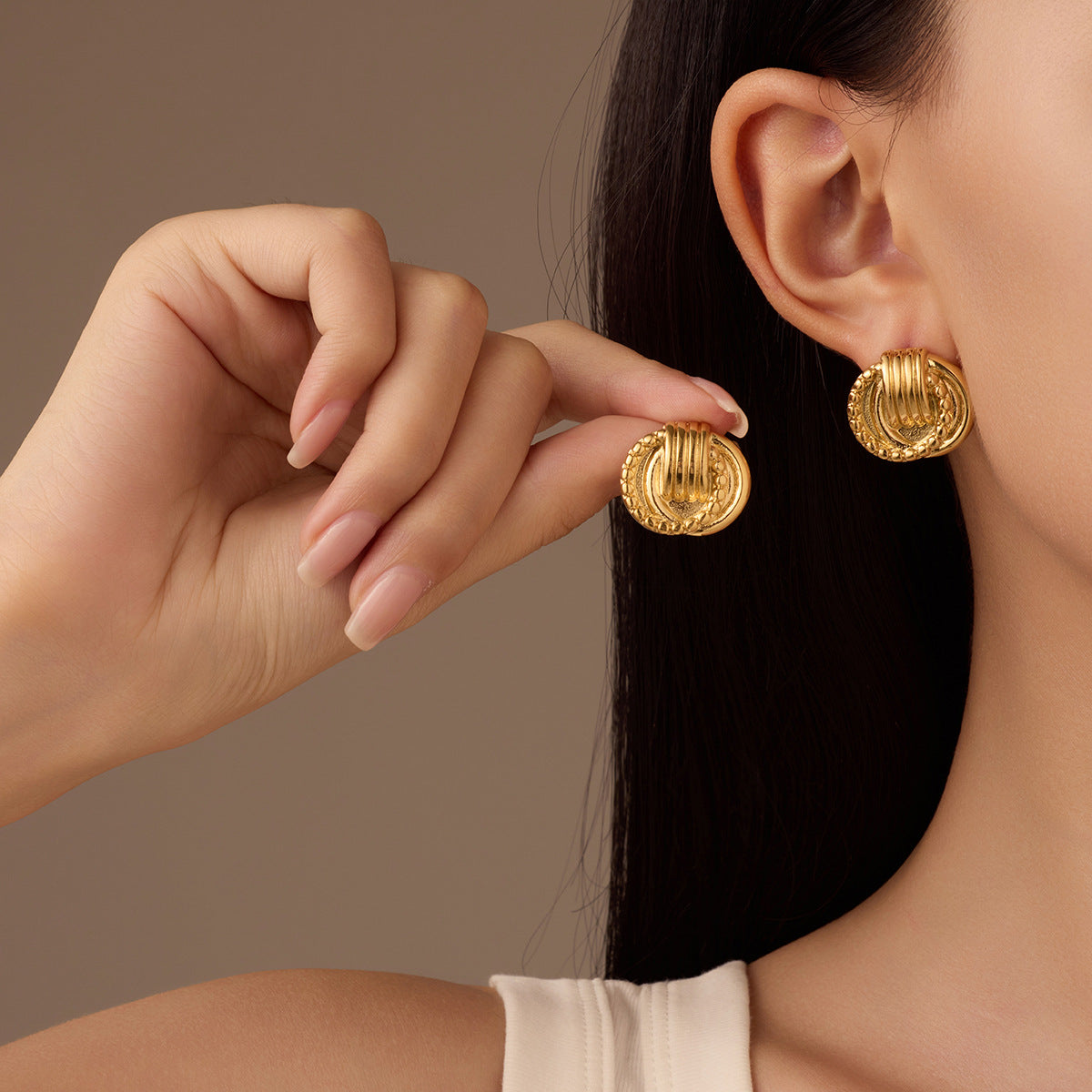 Orecchini a perno tondi in acciaio al titanio intrecciato in stile vintage con placcatura in oro 18 carati da donna