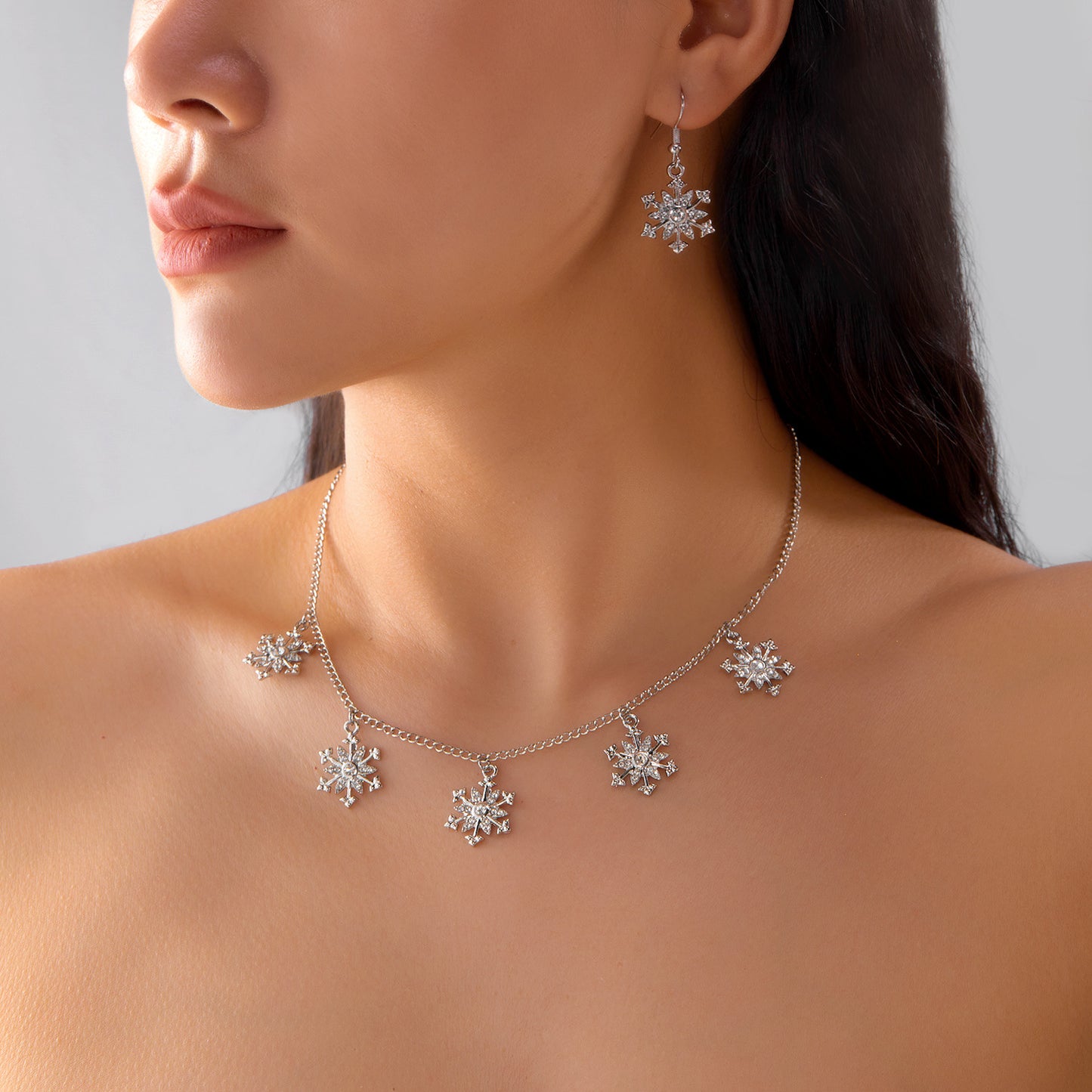 Juego de collar con colgante de copo de nieve navideño con incrustaciones de pedrería en aleación con acabado galvanizado para uso unisex