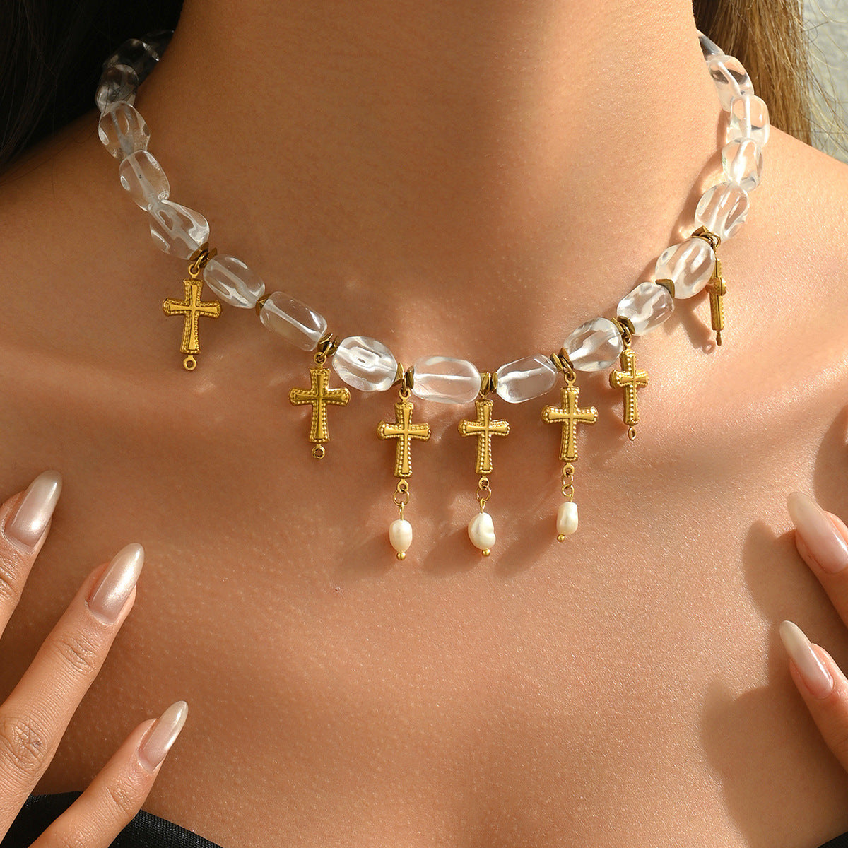 Collar con dije de cruz geométrica para mujer, con incrustaciones de perlas y cadena de cobre, en estilo minimalista a la moda.