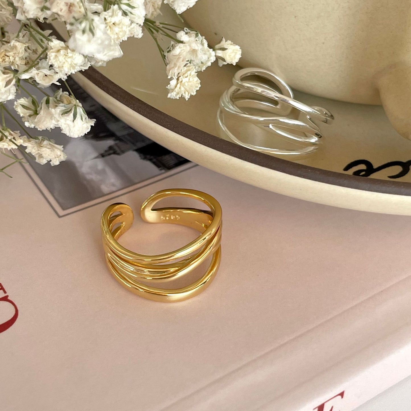 Anillo de plata minimalista con línea irregular para mujer con detalle de nudo en plata de ley 925