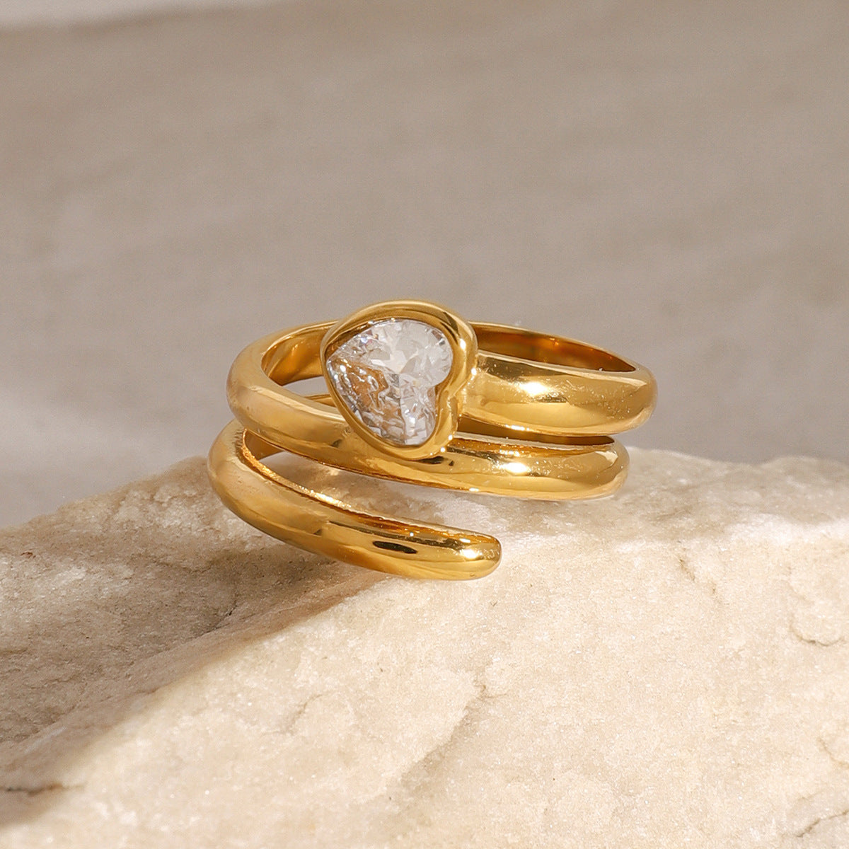 Anillo minimalista de acero inoxidable con forma de corazón e incrustaciones de circonita, unisex