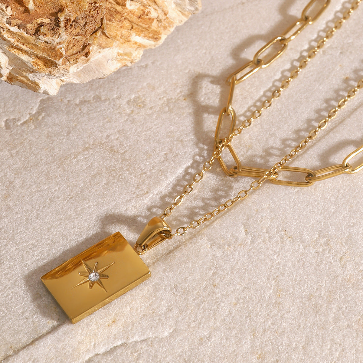 Collar con colgante doble geométrico minimalista de estrella hueca cuadrada de acero inoxidable con acabado chapado para mujer