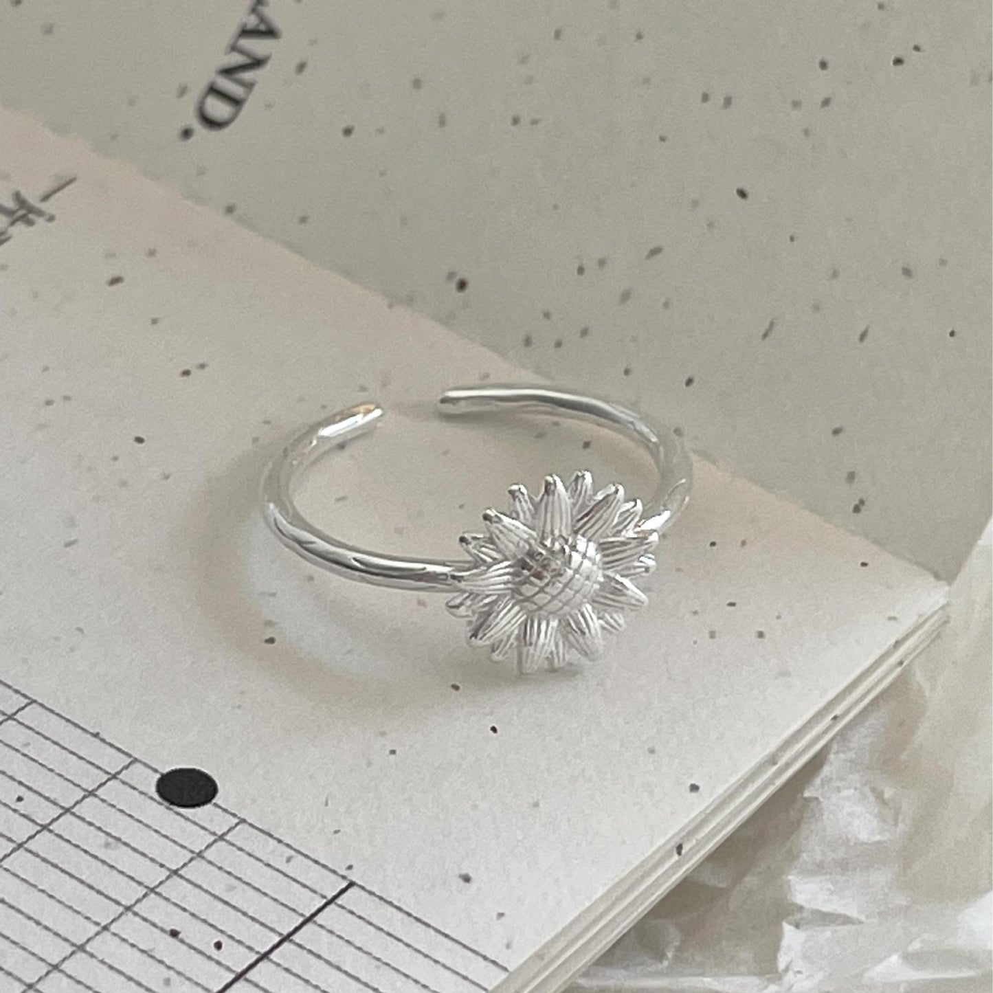 Anello Minimalista Regolabile a Forma di Margherita in Argento Sterling S925 con Accenti di Cuore e Fiocco per Donne