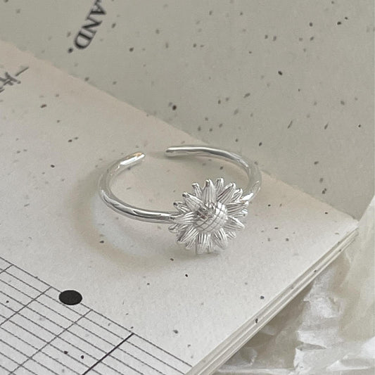 Anillo Ajustable Minimalista con Forma de Margarita de Plata de Ley S925 con Detalles de Corazón y Lazo para Mujer
