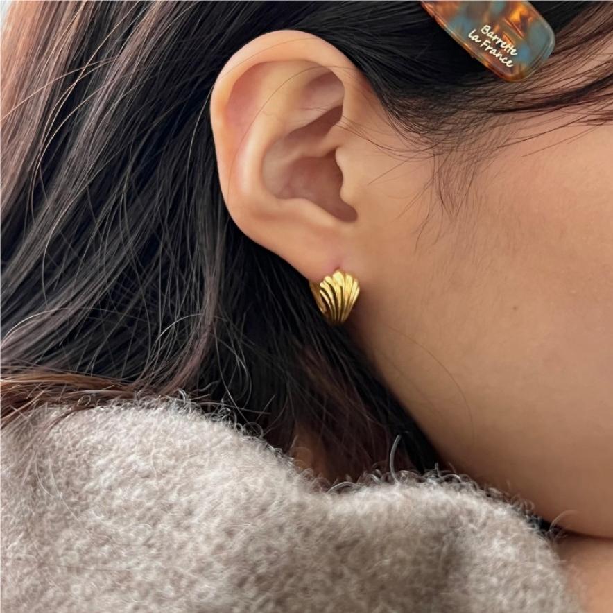 Sweet Minimalist Drop-Shaped 925 Sterling Silver Ear Studs with Pearl Inlay and Cow Print Accent