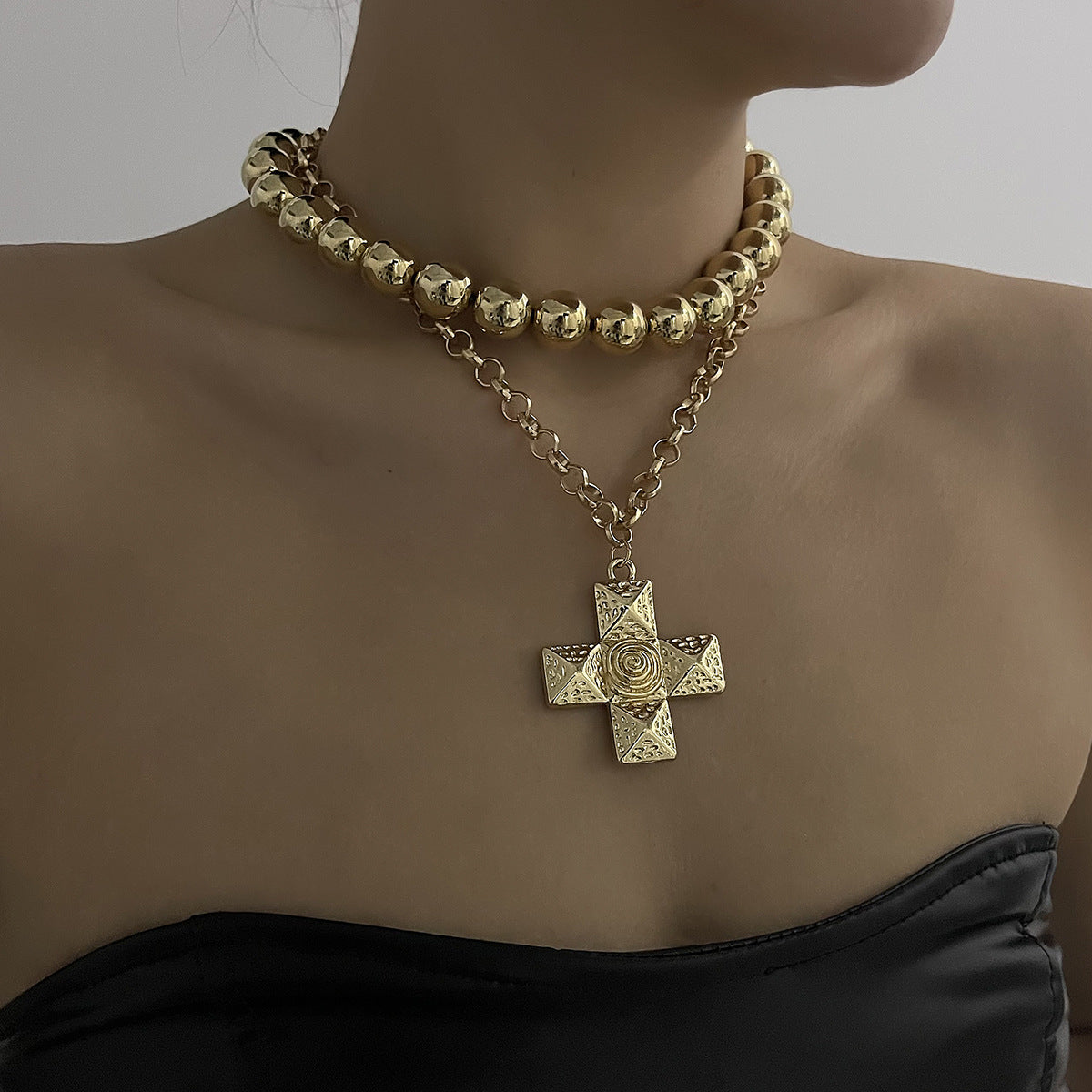 Collar con colgante de cruz vintage artístico minimalista para mujer, de aleación con incrustaciones de diamantes de imitación en cadena de bolas