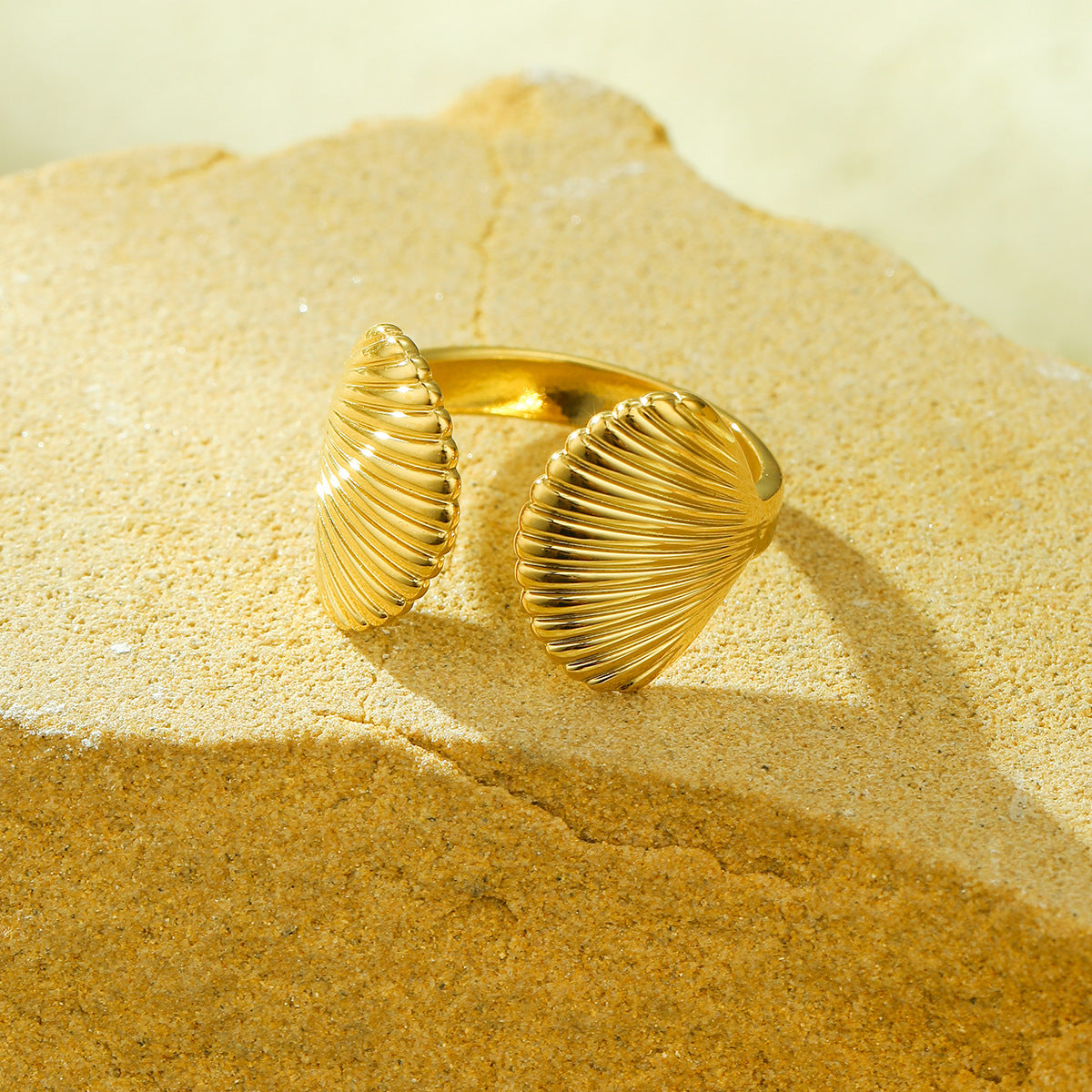 Anillo de mujer de acero inoxidable chapado en oro de 18 quilates con forma de concha de estilo natural y estética de vacaciones en el océano
