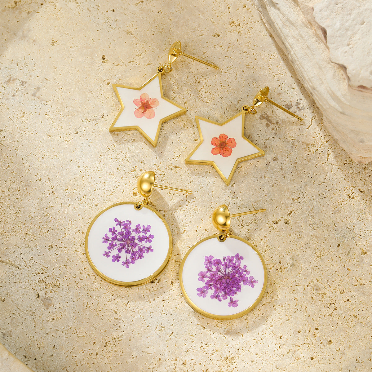 Aretes de acero inoxidable minimalistas con flores prensadas de resina y esmalte para mujer