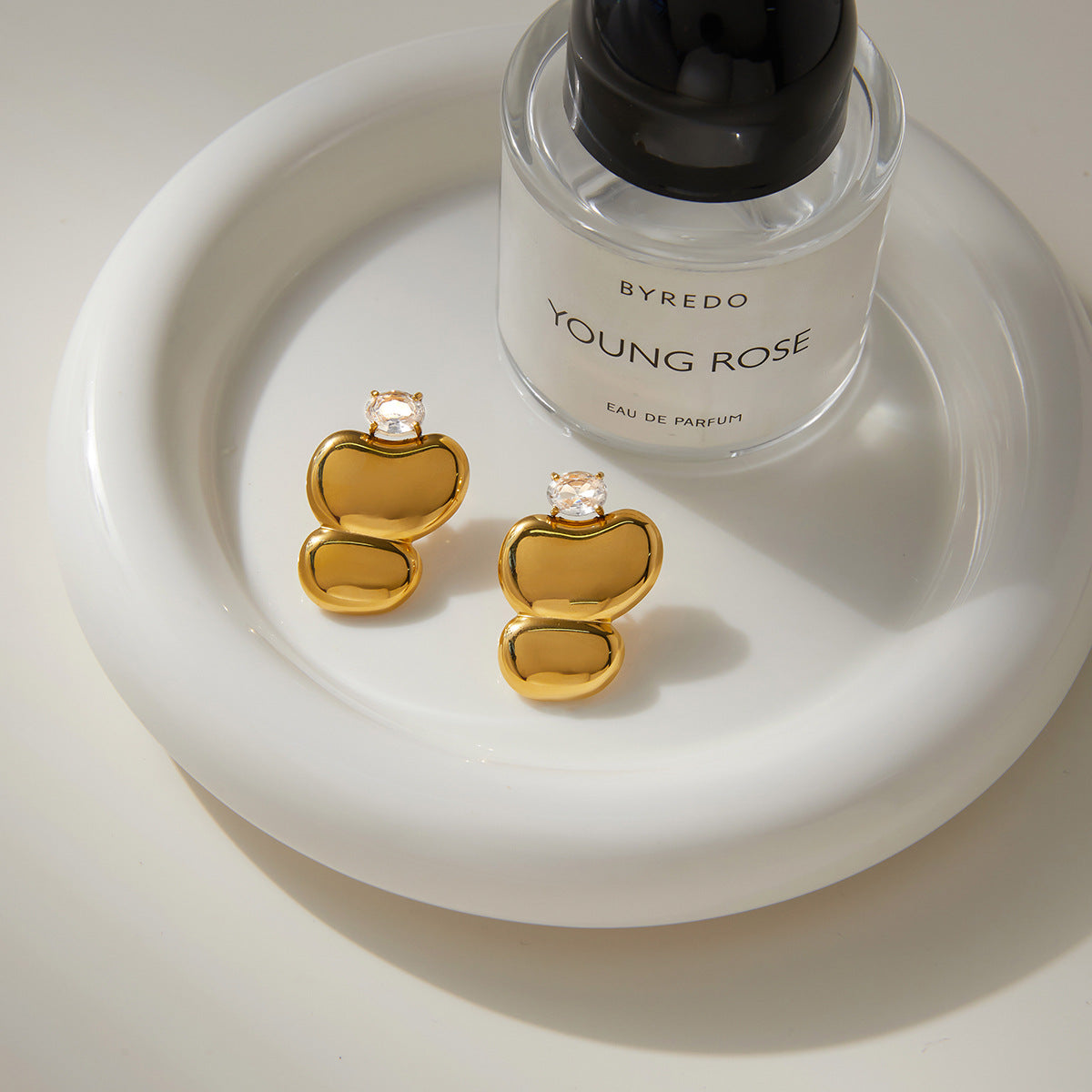 Orecchini a perno geometrici minimalisti in acciaio inossidabile con accenti di zirconi, placcatura in oro PVD sottovuoto, gioielli per l'orecchio leggeri di lusso per donne