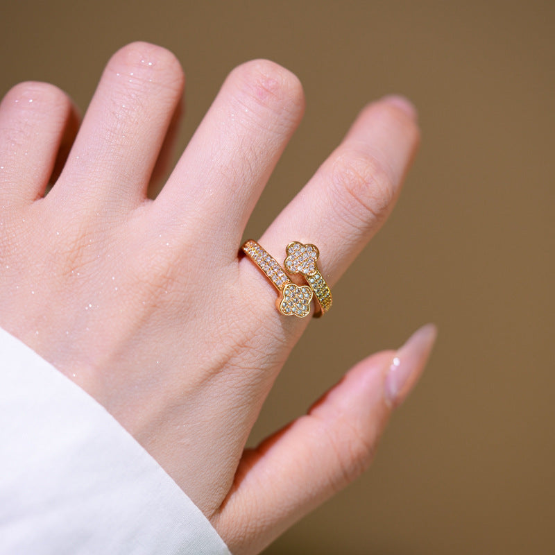 Bracciale minimalista a quadrifoglio in rame placcato oro 18 carati con intarsio completo di strass da donna