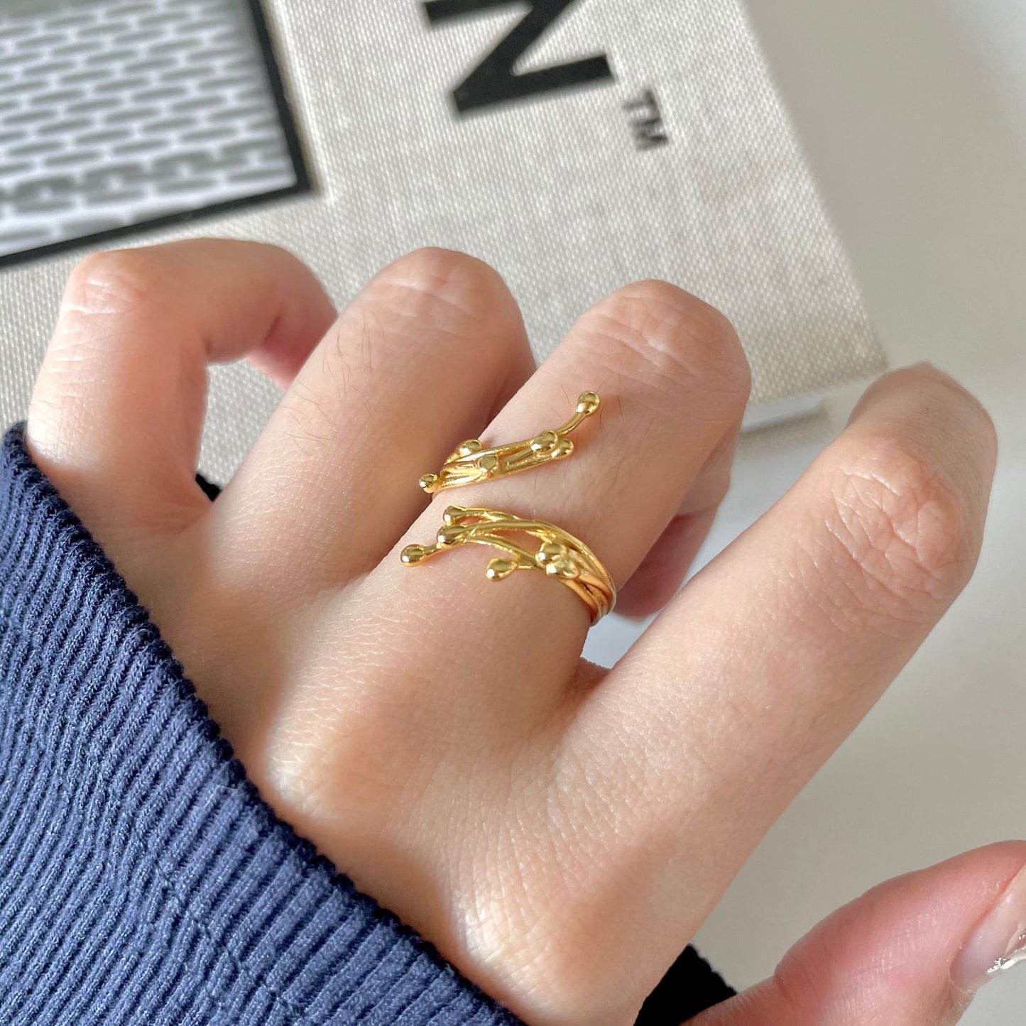 Anillo Minimalista Irregular en Forma de Rama de Plata de Ley 925 con Acentos Geométricos y Florales