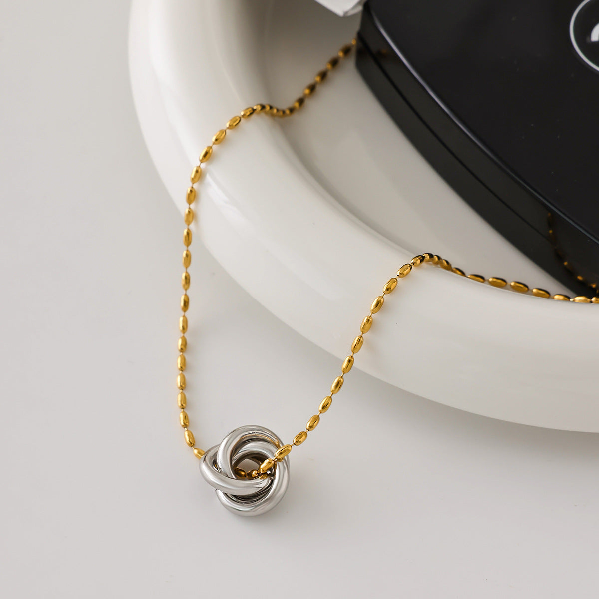 Collana Minimalista da Donna con Anelli Geometrici in Acciaio Inossidabile con Finitura Placcata