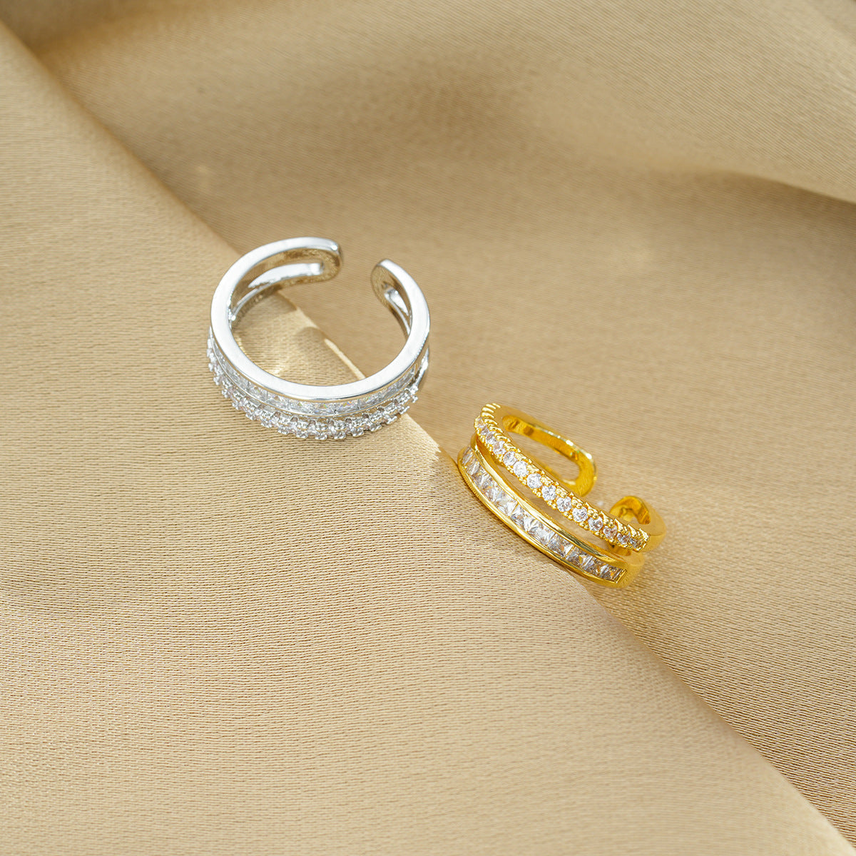 Anello Regolabile da Donna Minimalista Geometrico in Acciaio al Titanio con Finitura Placcata Sottovuoto