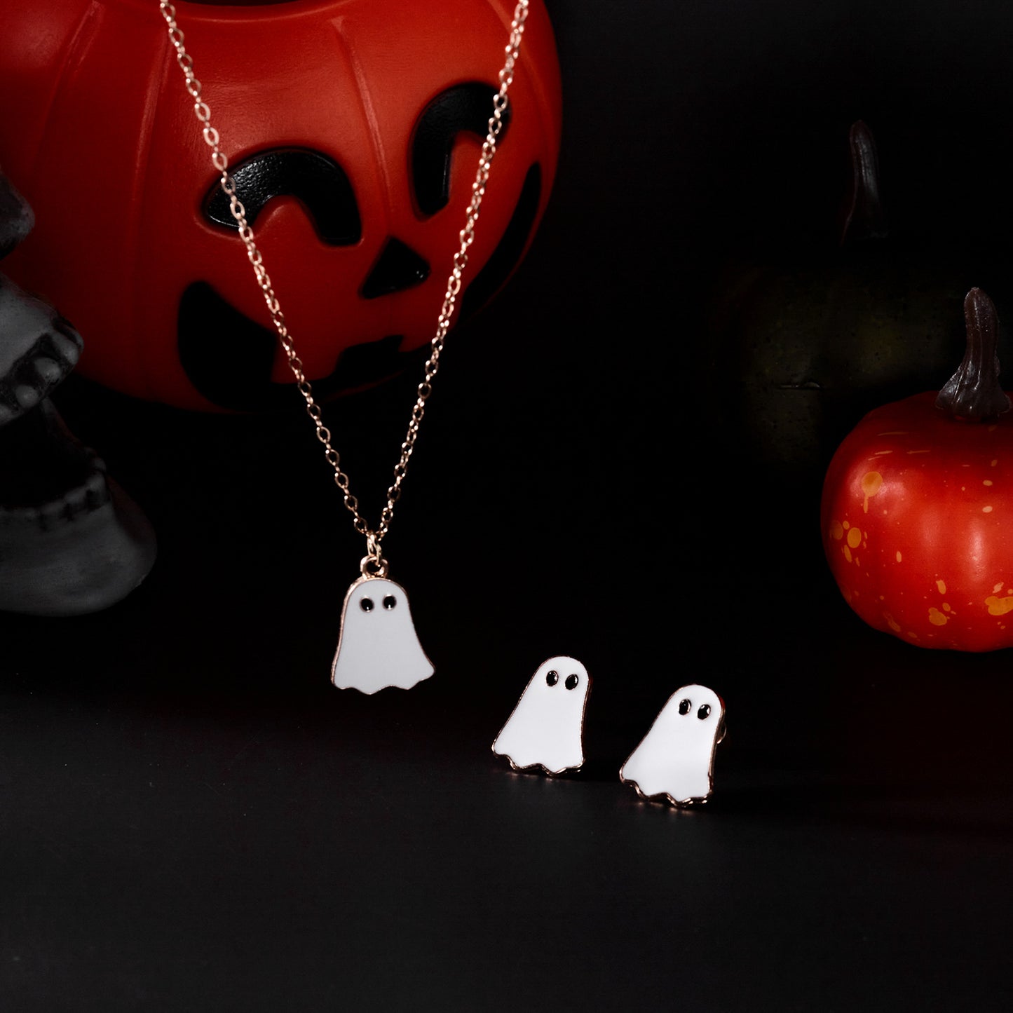 Collana con ciondolo fantasma di Halloween giocoso da donna, accessorio di moda minimalista in lega galvanizzata con design bianco e nero