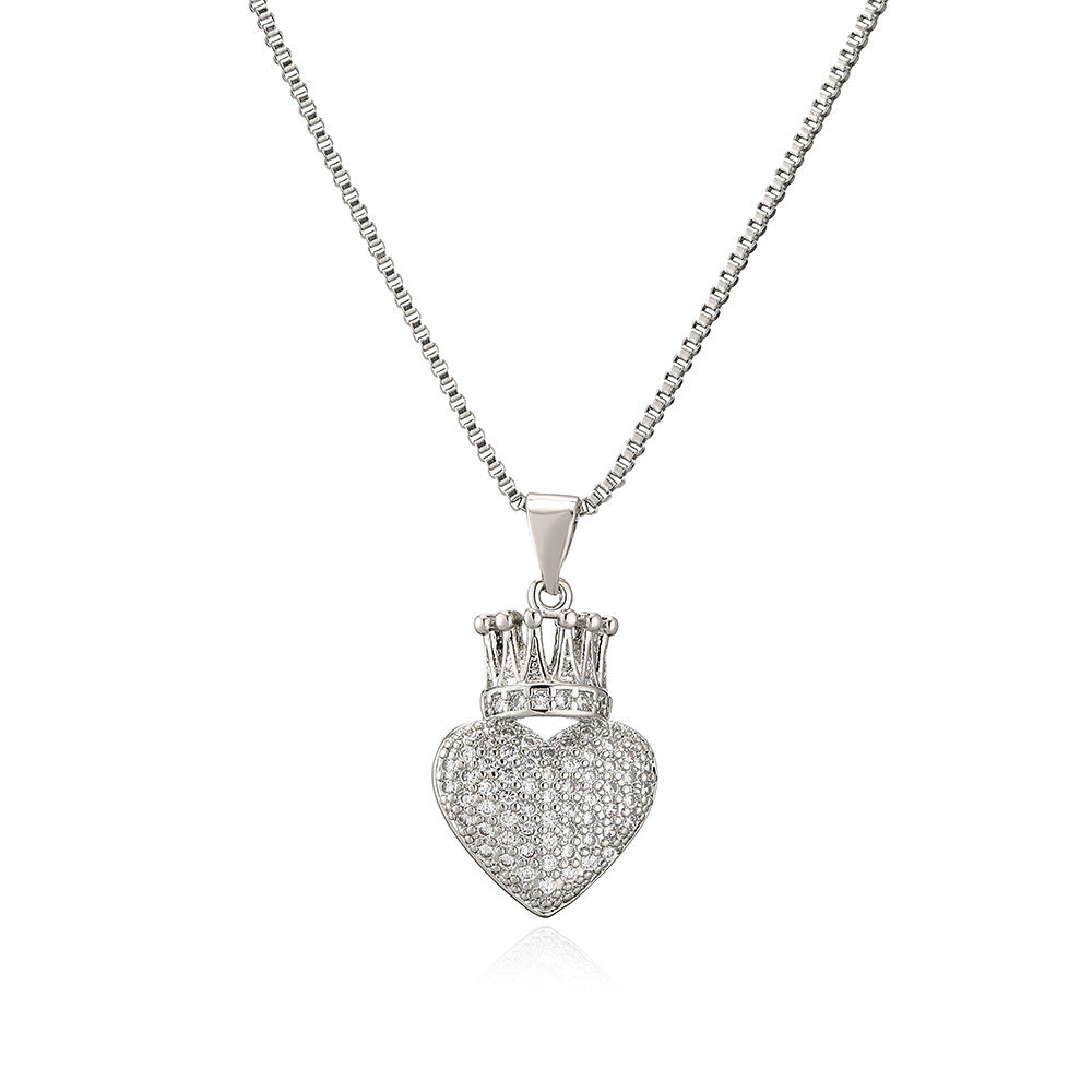 Collana con pendente a corona in zircone placcato oro a forma di cuore minimalista da donna con base in rame e design delicato sulla clavicola