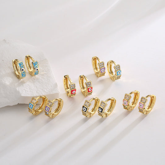 Pendientes Minimalistas Geométricos de Cobre con Baño de Oro Real y Detalle de Ojo Esmaltado