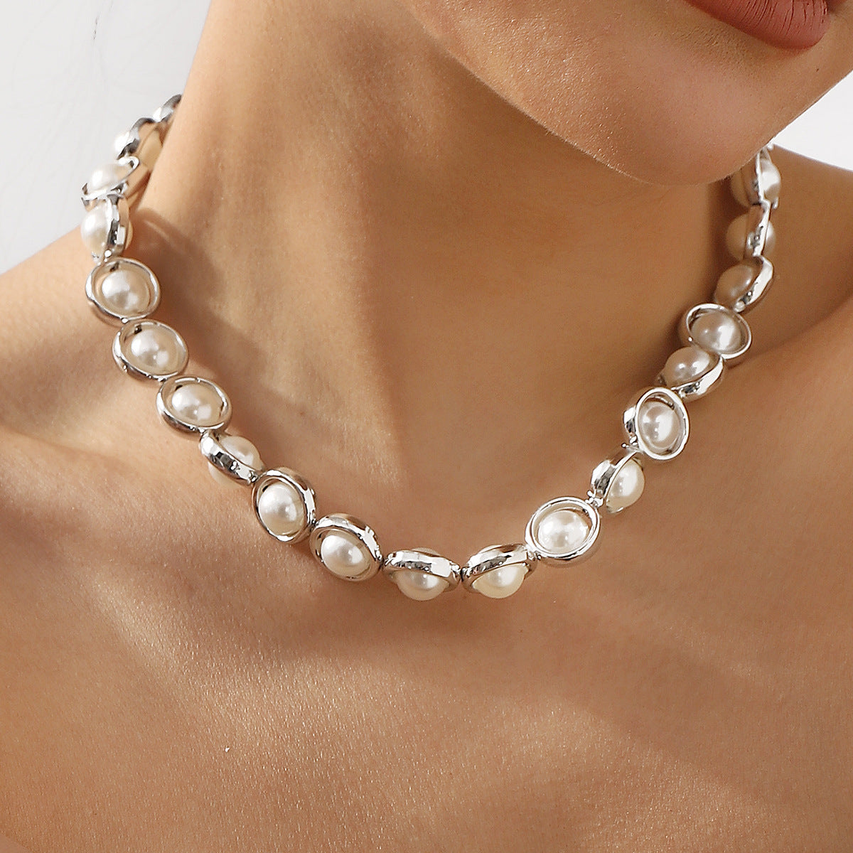 Elegante Collana con Colletto di Perle Vintage da Donna con Pendente a Forma Geometrica in Perle Imitazione su Catena di Perle